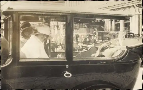 Foto Ak Königin Wilhelmina der Niederlande, im Automobil, 5. August 1926