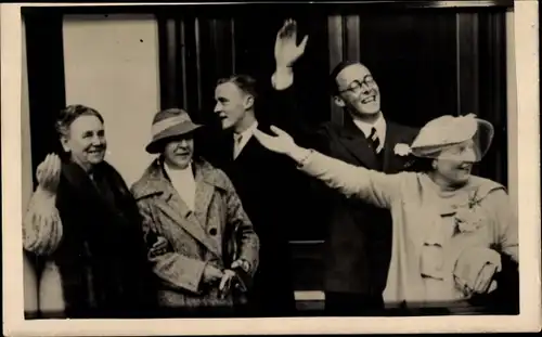 Ak Königin Wilhelmina der Niederlande, Prinzessin Juliana, Prinz Bernhard, winkend