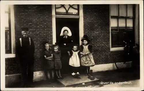 Ak Over de onderdeur, Kleederdracht