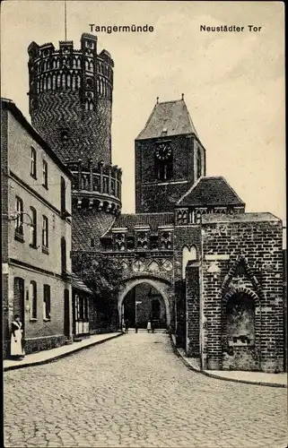 Ak Tangermünde an der Elbe, Neustädter Tor, Turmuhr