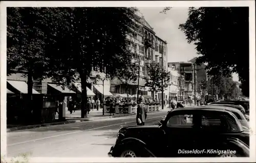 Foto Ak Düsseldorf, Königsallee, Autos, Passanten