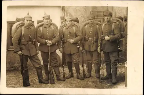 Foto Ak Deutsche Soldaten in Uniformen, Gruppenbild, Kaiserzeit, Bajonett
