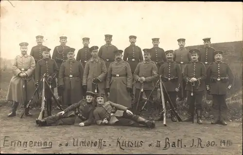 Foto Ak Deutsche Soldaten in Uniformen, Gruppenbild, II. Bataillon I. R. 30, Kaiserzeit