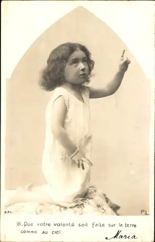 Ak Portrait eines Mädchens in weißem Kleid, Kind richtet Finger nach oben