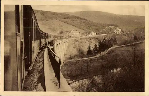 Ak Belgische Eisenbahn, Zug überquert Ambleve