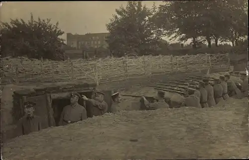 Foto Ak Hamburg Nord Eppendorf, Reinckeplatz, Militärische Schaustellung 1915, Schützengraben