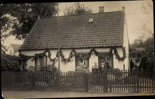 Foto Ak Hamburg Altona Lurup, geschmücktes Wohnhaus Opa Meier und Frau, Luruper Hauptstraße