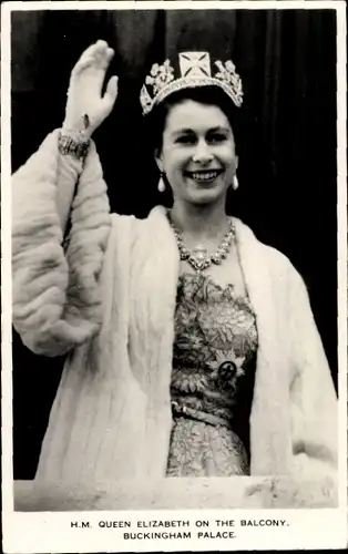 Ak H.M. Queen Elizabeth II. on the Balcony, Buckingham Palace, Krone, winkend