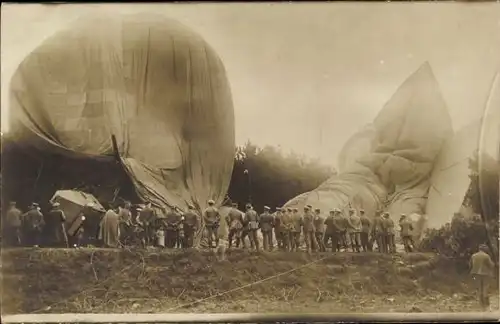 Foto Ak Militärballon, Fesselballon am Boden, Soldaten