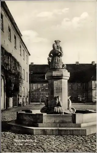 Ak Neubrandenburg Mecklenburg Vorpommern, Reuter-Brunnen