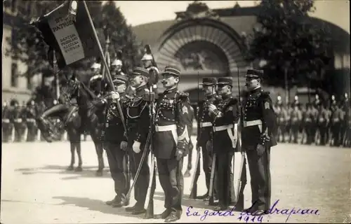 Foto Ak Französische Soldaten in Uniformen, Fest, Fahne, 1914