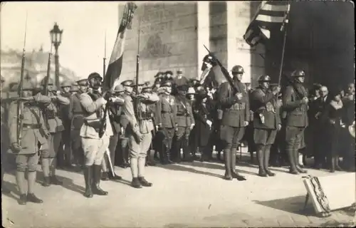 Foto Siegesfeier, Paris 1919, Soldaten in Uniformen, Fahne