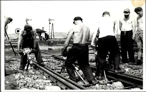 Foto Ak Baustelle, Bauarbeiter, Bahnschienen, Reparatur