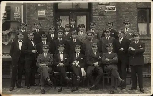 Studentika Foto Ak Gruppenbild der Studenten, Gasthaus, Bier, Maggi