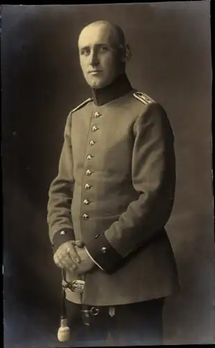 Foto Ak Deutscher Soldat in Uniform, Standportrait