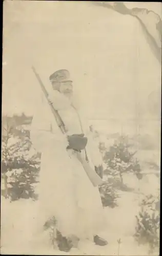 Foto Ak Soldat hält Wache, Gewehr, Winter 1916