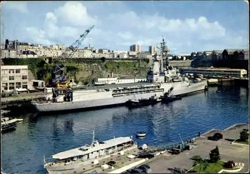 Ak Brest Finistère, Französisches Kriegsschiff Jeanne d'Arc, Hafen