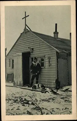 Ak Alaska USA, Mary's Igloo, l'Eglise des Esquimaux, Mann mit Hund