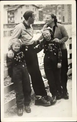 Ak Prinzessin Juliana der Niederlande, Prinz Bernhard, Prinzessin Beatrix, Irene, Zermatt 1947