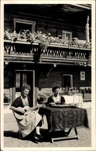 Foto Ak Pertisau Eben am Achensee in Tirol, Zwei musizierende Frauen auf Terrasse, Holzhaus