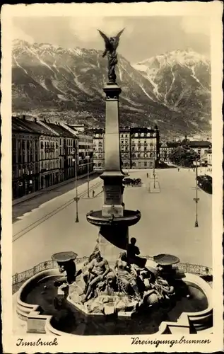 Ak Innsbruck in Tirol, Vereinigungsbrunnen, großer Platz, Gebirge