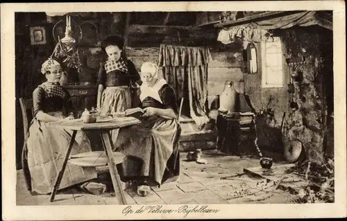 Ak Op de Veluwe, Bijbellezen, Volkstrachten