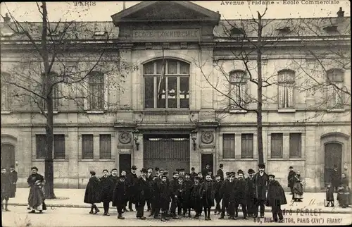 Ak Paris XVI Passy, Rue Molitor, Ecole Commerciale, Avenue Trudaine, Gruppe vor Gebäude