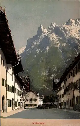 Ak Mittenwald in Oberbayern, Untermarkt mit Blick aufs Gebirge