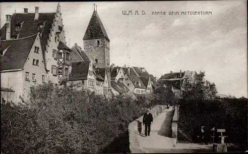 Ak Ulm an der Donau, Metzgerturm, Passanten