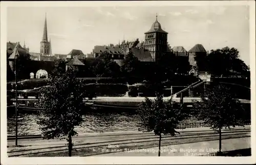 Ak Hansestadt Lübeck, Burgtor, alte Stadtbefestigungen, Kirchturm