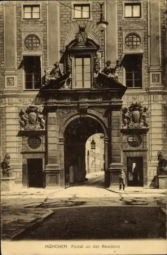 Ak München, Portal an der Residenz, Straßenansicht