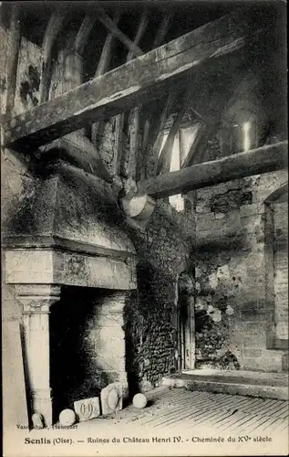 Ak Senlis-Oise, Ruines du Chateau Henri IV, Cheminee du XVe siecle