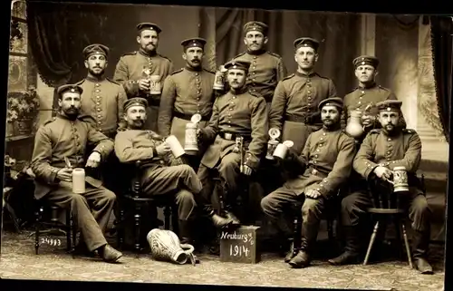 Foto Ak Deutsche Soldaten in Uniformen, Gruppenbild, Kaiserzeit, Bier, Neuburg