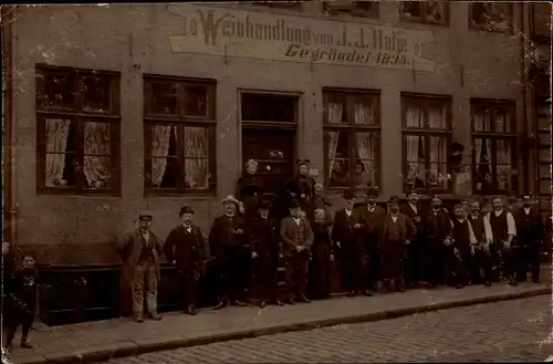 Foto Ak Hamburg Altona, Weinhandlung J. J. Hatje, Große Straße 155, Anwohner, Gruppenbild