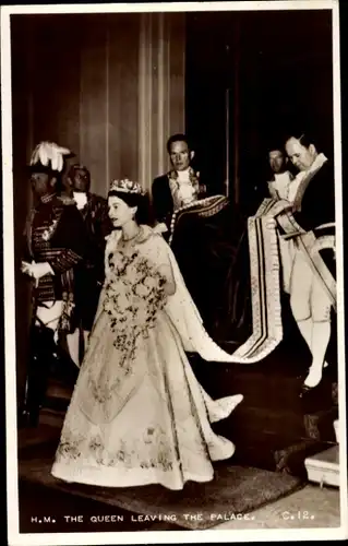 Ak Queen Elizabeth II., Coronation, Her Majesty leaving the Palace, Königin Elisabeth II.