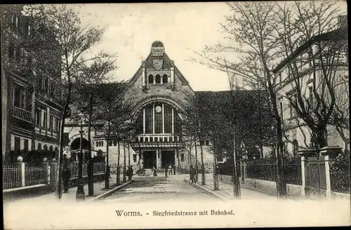 Ak Worms am Rhein, Siegfriedstraße mit Bahnhof