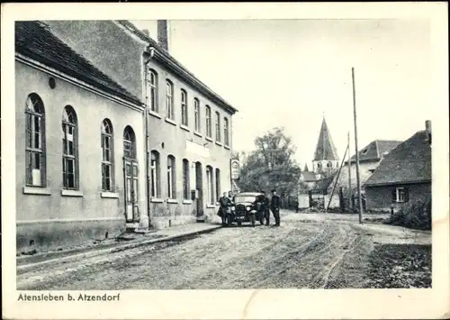 Ak Atensleben Athensleben Staßfurt, Straßenpartie im Ort, Kirche, Auto vor einem Gasthaus