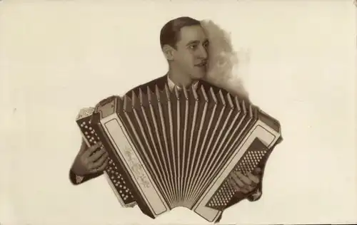 Foto Ak Mann mit Akkordeon, Musiker