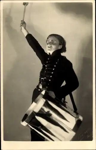 Foto Ak Frau mit Trommel, Musikerin, Künstlerin, Musikinstrument