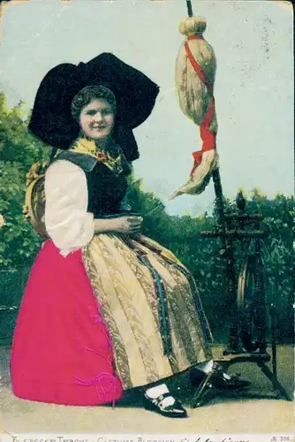 Stoff Präge Ak Frau in Elsässer Tracht beim Spinnen, Spinnrad