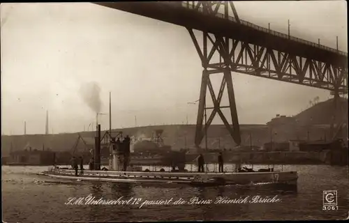 Ak Deutsches U Boot, U 12 passiert die Prinz Heinrich Brücke