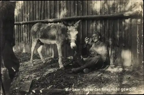 Foto Ak Wir zwei haben den Krieg nicht gewollt, deutscher Soldat und Esel