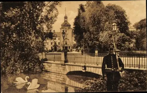 Ak Bückeburg im Kreis Schaumburg, Stadtansicht, Polizist, Teich, Schwäne, Brücke