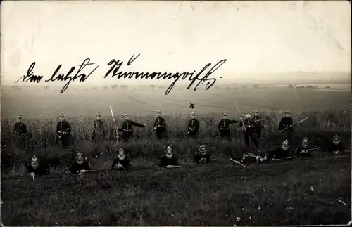 Foto Ak Bückeburg im Kreis Schaumburg, Deutsche Soldaten in Uniformen, Schießübung