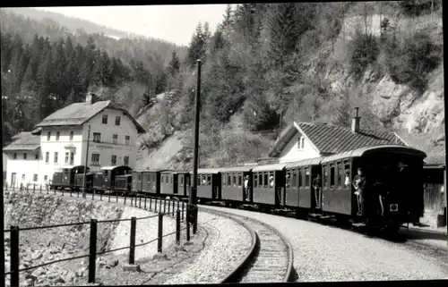 Foto Ak Deutsche Eisenbahn, Fahrgäste, Bahnhof, Bahnschienen