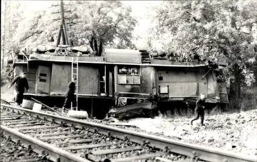 Foto Ak Deutsche Eisenbahn, Verkehrsunfall, Beseitigung einer Lokomotive