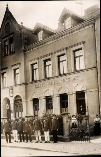 Foto Ak Deutsche Soldaten vor einem kaiserlichem Postamt