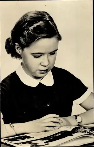 Ak Prinzessin Marijke der Niederlande, Portrait mit Buch, 1957