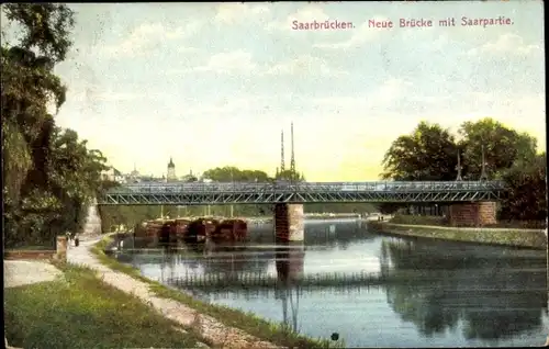 Ak Saarbrücken im Saarland, Neue Brücke mit Saarpartie