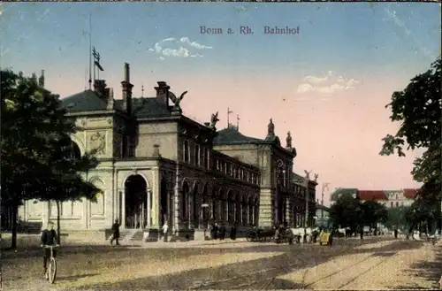 Ak Bonn, Bahnhof Straßenseite, Passanten